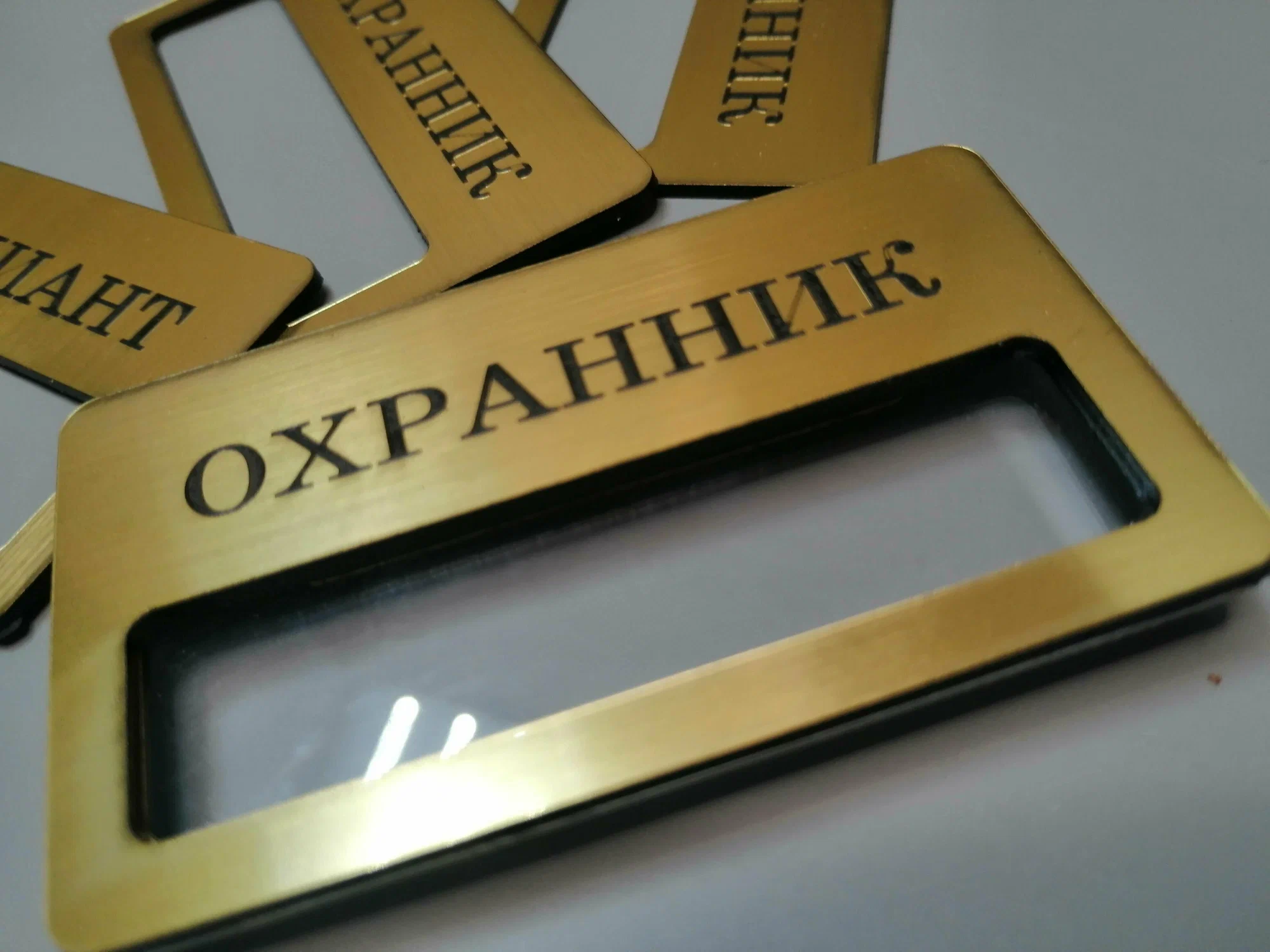 Магнитные бейджики на заказ: как создать фирменный стиль без лишних усилий